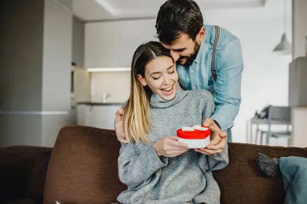 Any fiancee in the family? 8 incredible ideas to give him at Christmas