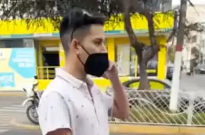 They arrest a young Peruvian for not wearing a mask; He talks to his mommy to defend him and she scolds him