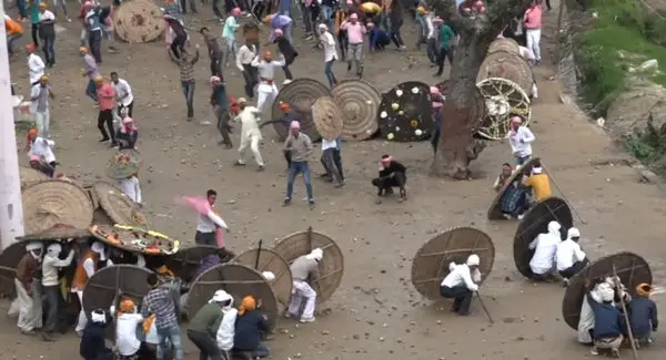 The Battle of the Stones, a wild and painful tradition in India that only few dare to carry out