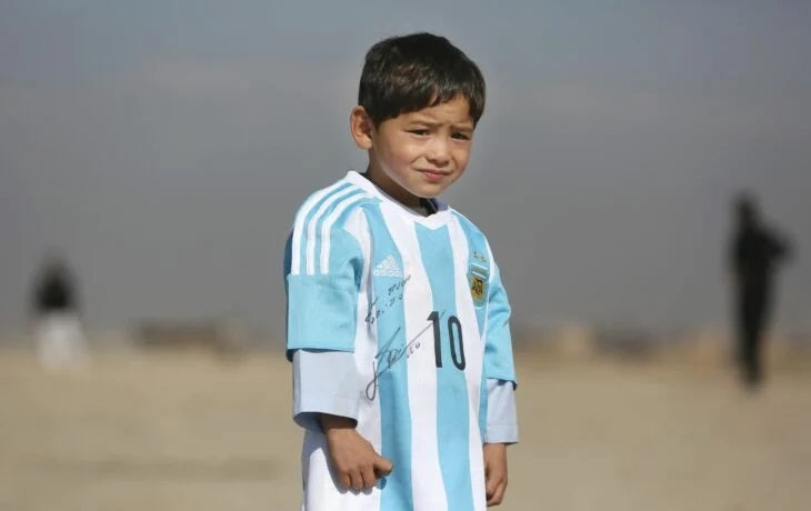 The Afghan boy who went viral for Messi's plastic shirt is in danger from the Taliban